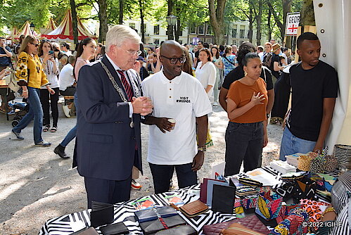 Ambassador Nduhungirehe welcomes Mayor Van Zanen to the Rwanda Pavilion